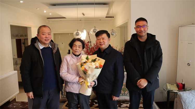 寒冬送暖意 关爱润心田 —— 集团公司领导走访慰问老同志